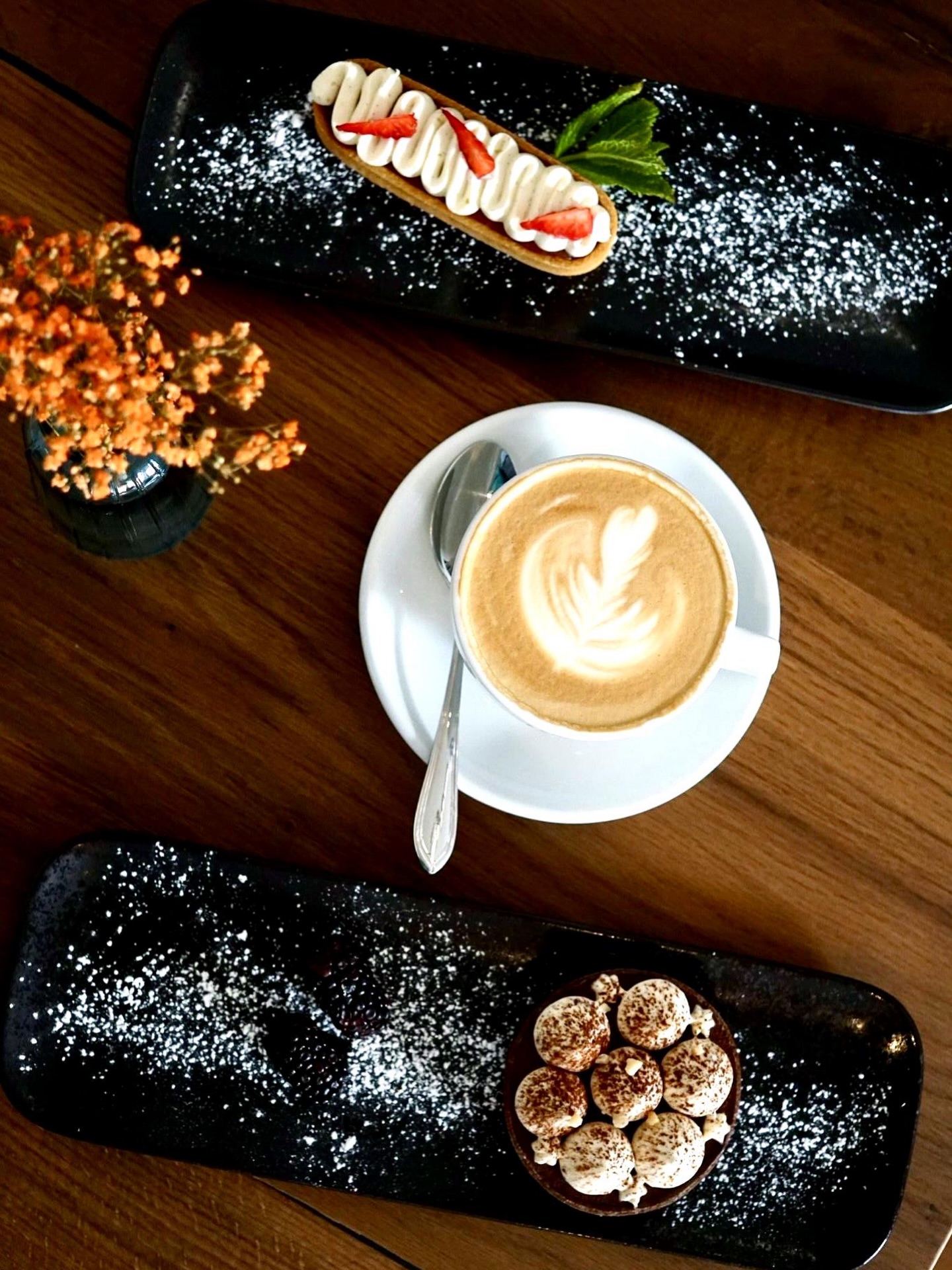Kaffee und Pâtisserie im Café der Hempelschen Fabrik