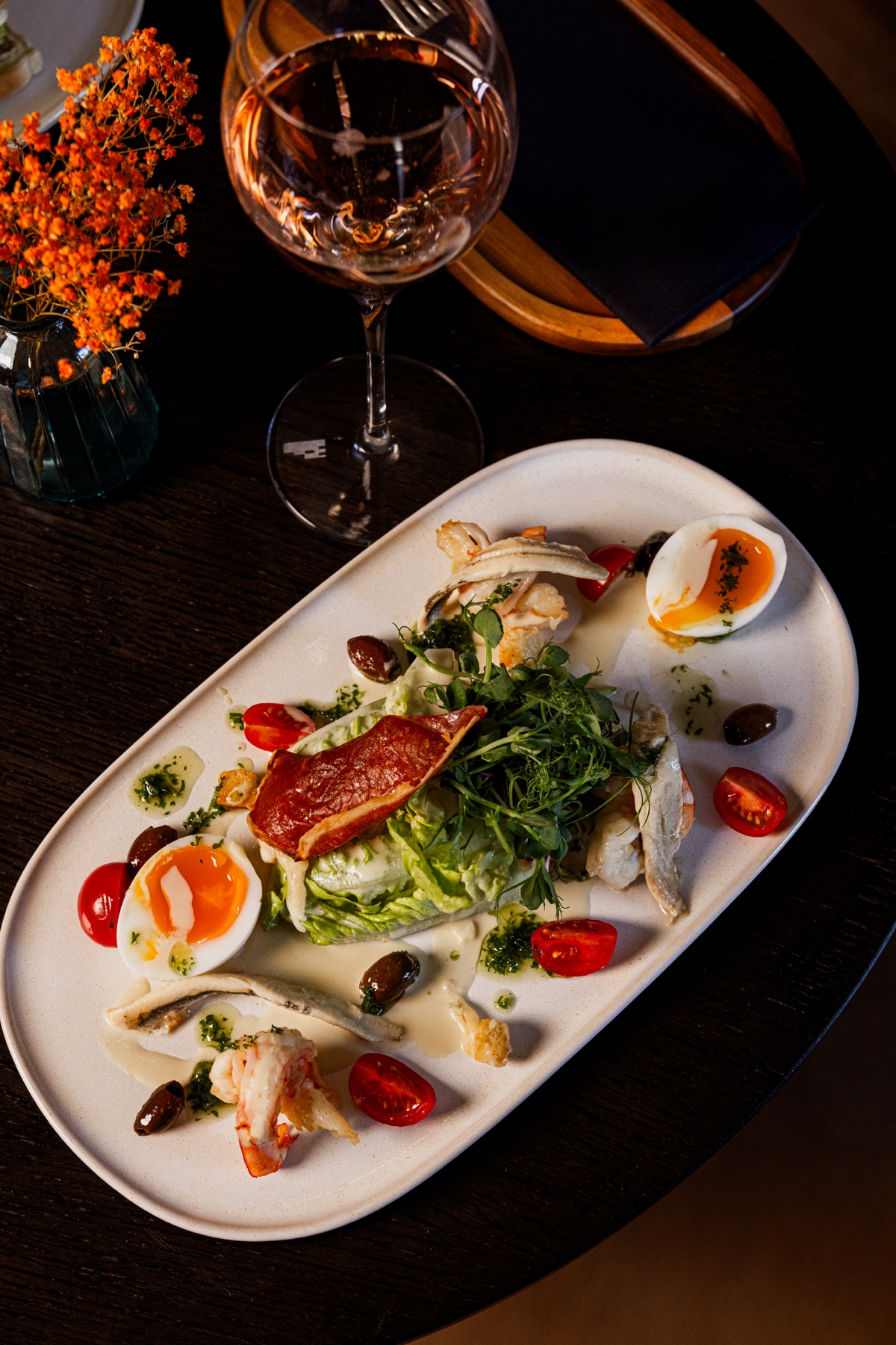 Festlich angerichtetes Brunchgericht mit einem Glas Rosé